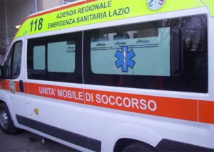 POMEZIA - Ambulanza del 118 si ribalta sulla Pontina Vecchia; fortunatamente, nessun paziente a bordo.
